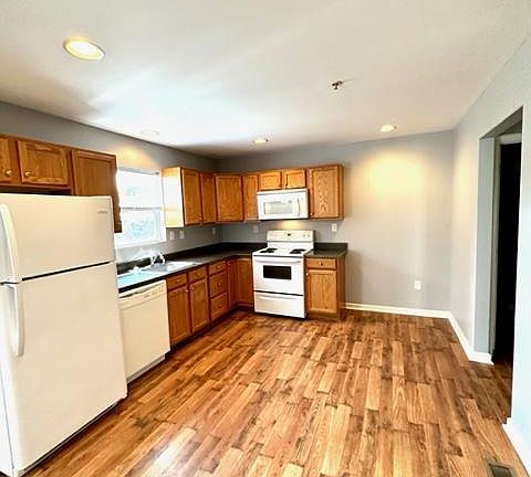 558 Broadway, Apt 4 - Kitchen