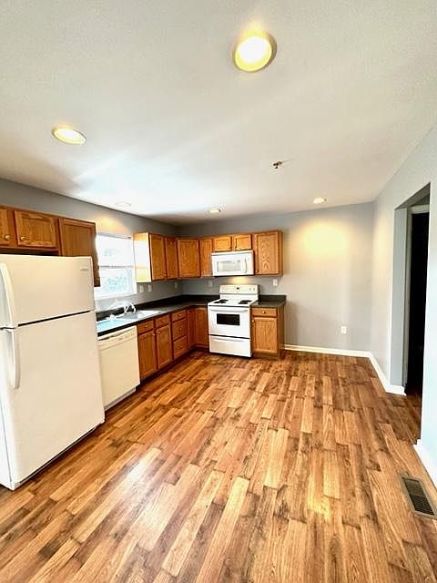 558 Broadway, Apt 4 - Kitchen