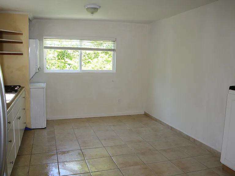 Spacious eat-in kitchen