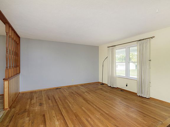 4th image of 3645 Margaret Ave