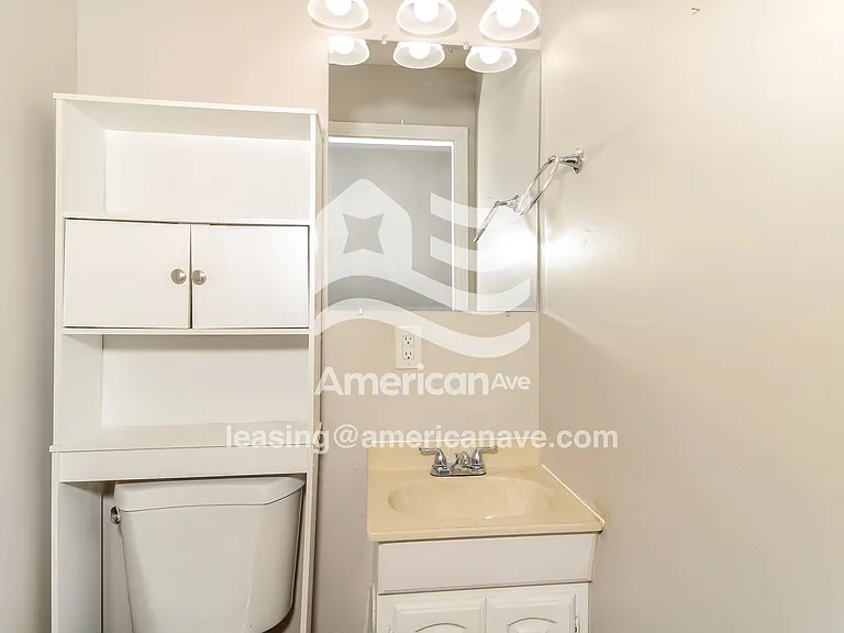 1081233_011_bathroom_13839544.jpg