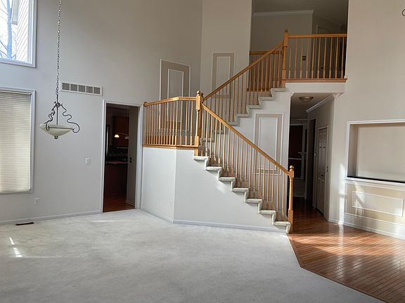 4th image of 24383 Cavendish Ave W
