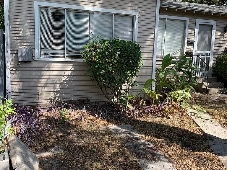 1215 W Russell Pl #REAR COTTAGE — Photo 3