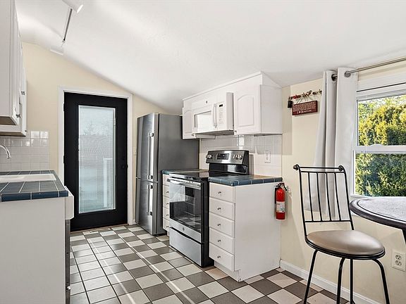 4th image of 25 Summer St