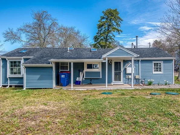 28 Lakeview Dr, East Wareham, MA 02538