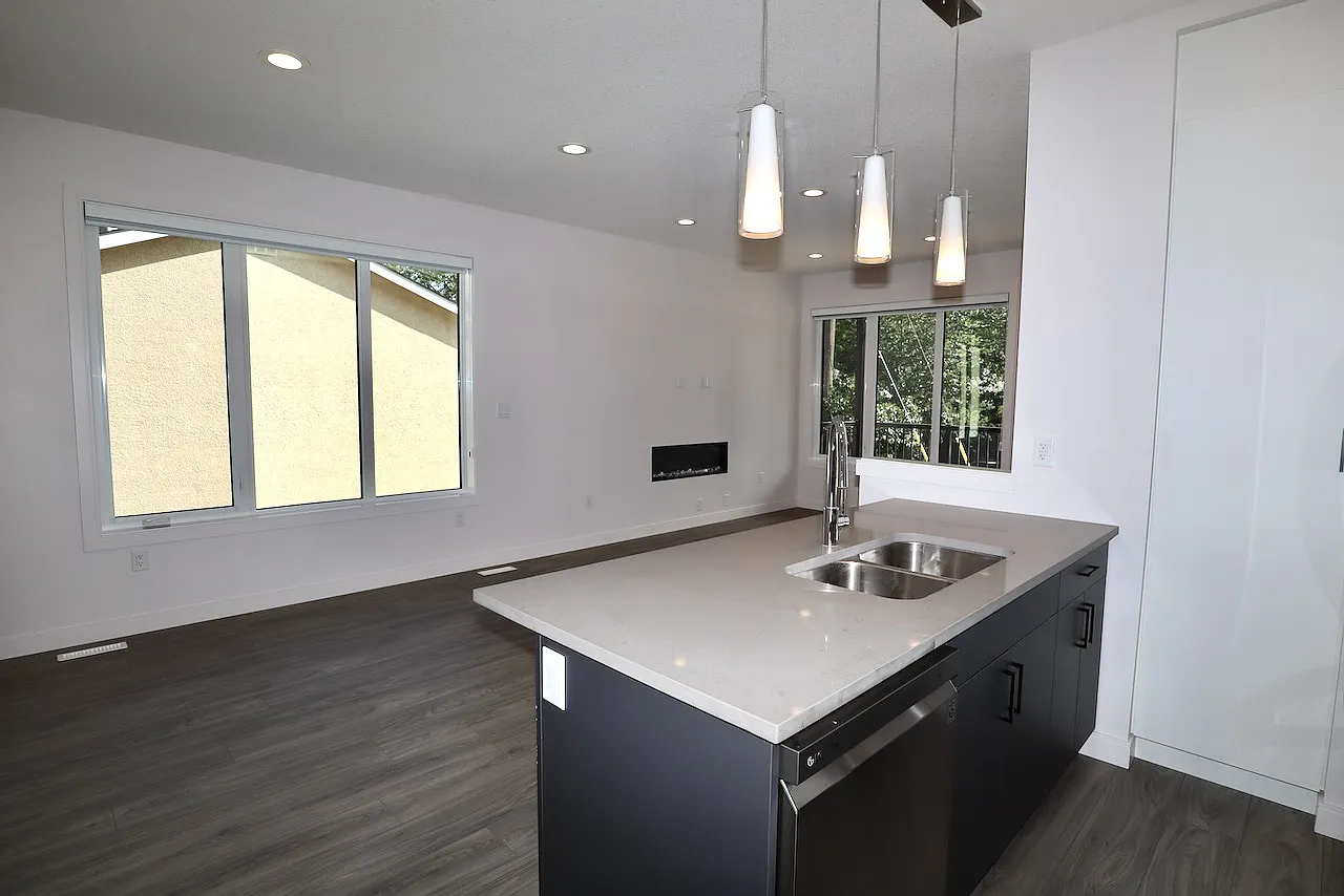 4 Bed 3.5 Bath Townhouse in Garneau Perfect for Students! — Photo 4