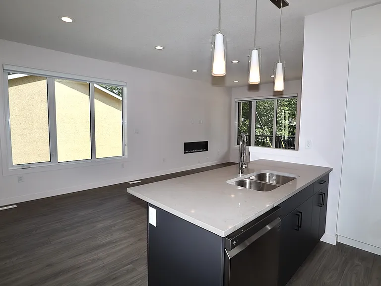 1082086Ave - 13_08232020