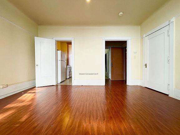 4th image of 930 Leavenworth St
