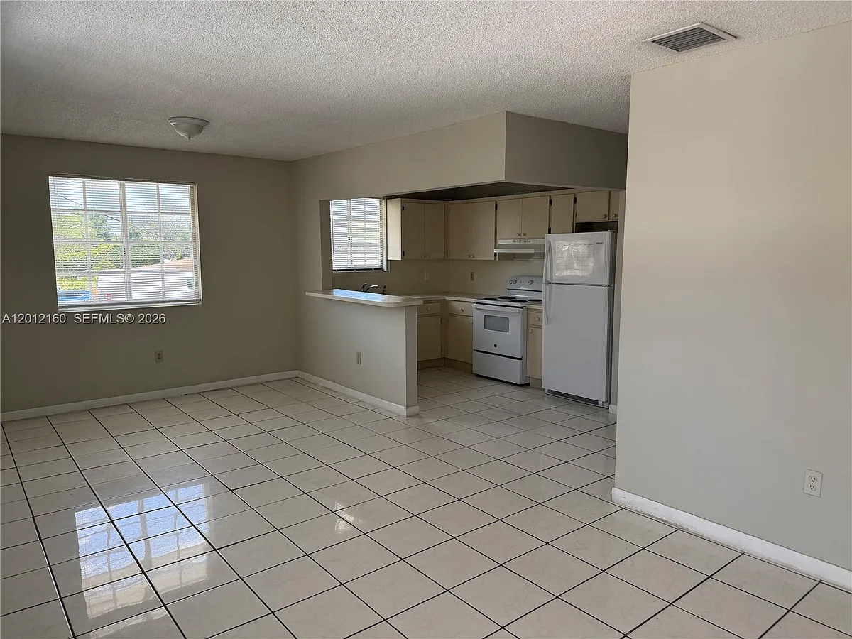 Building Photo - 837 SE 8th Ct #2