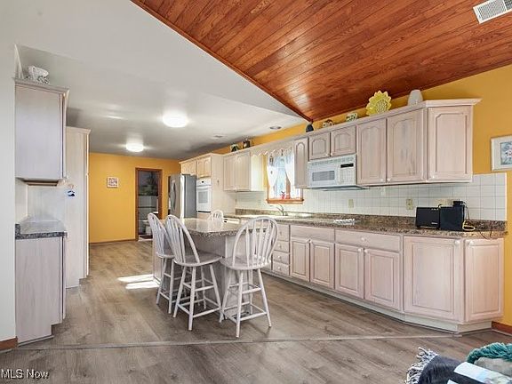 5th image of 17968 Avondale Ave