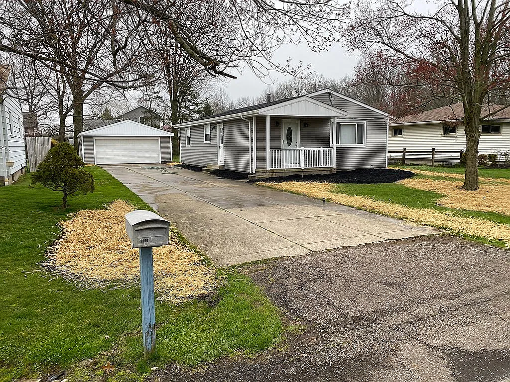 1847 Dwight St photo 1
