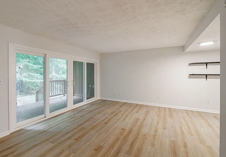 134 Fernbanks Ct — Photo 12
