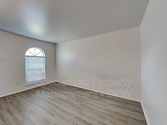 3rd image of 3946 Cambridge Dr