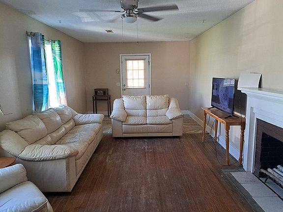 Hardwood floors/tiled entryway