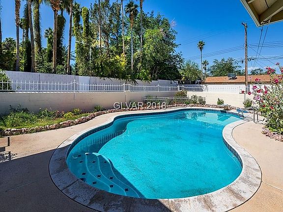 4th image of 1677 Valley Dr