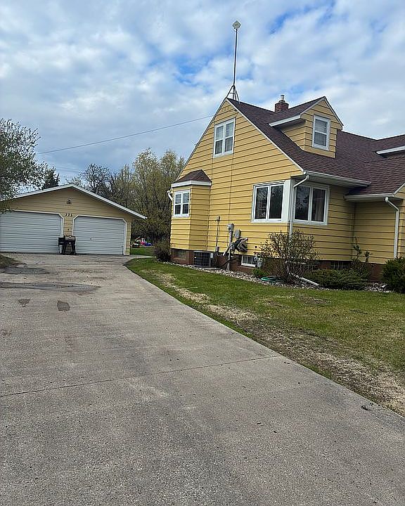 1st image of 325 2nd St NE