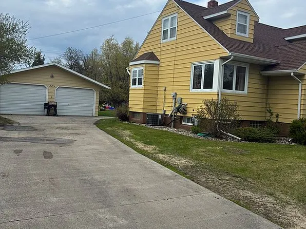 325 2nd St NE, Hallock, MN 56728
