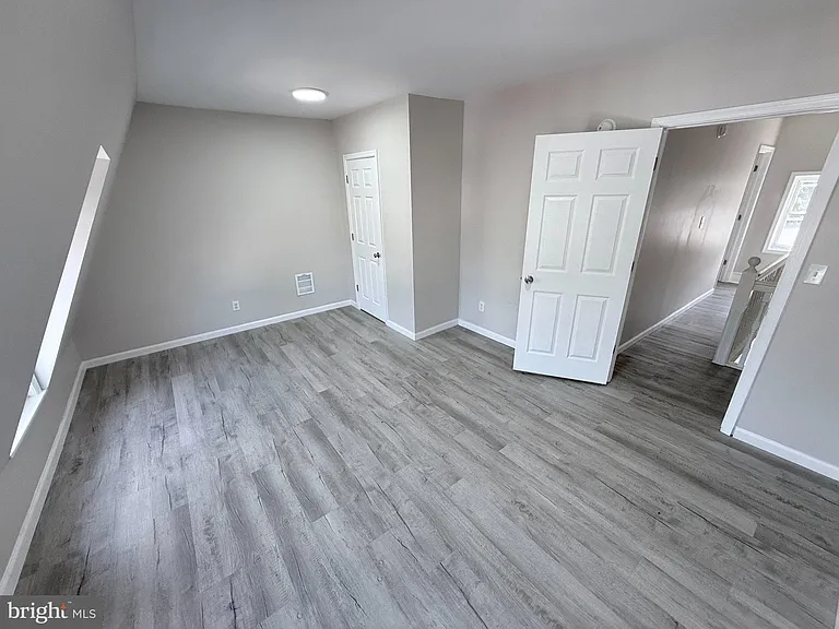 1325 W Norwegian St — Photo 17