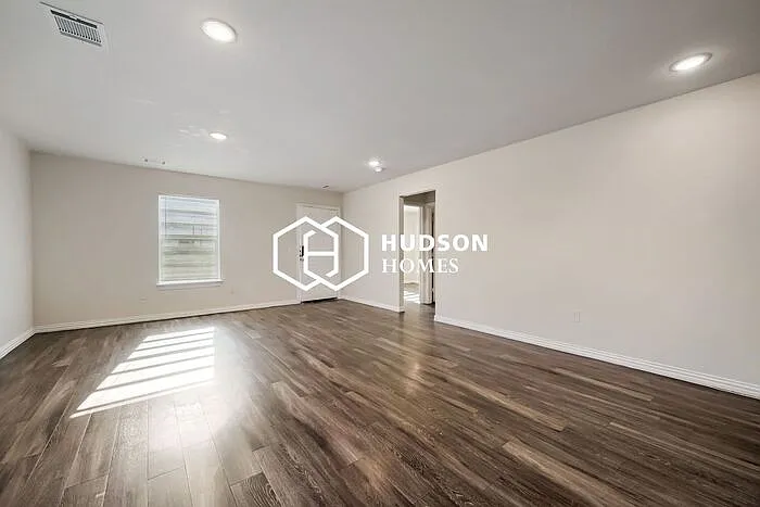 1311 N Travis St — Photo 4