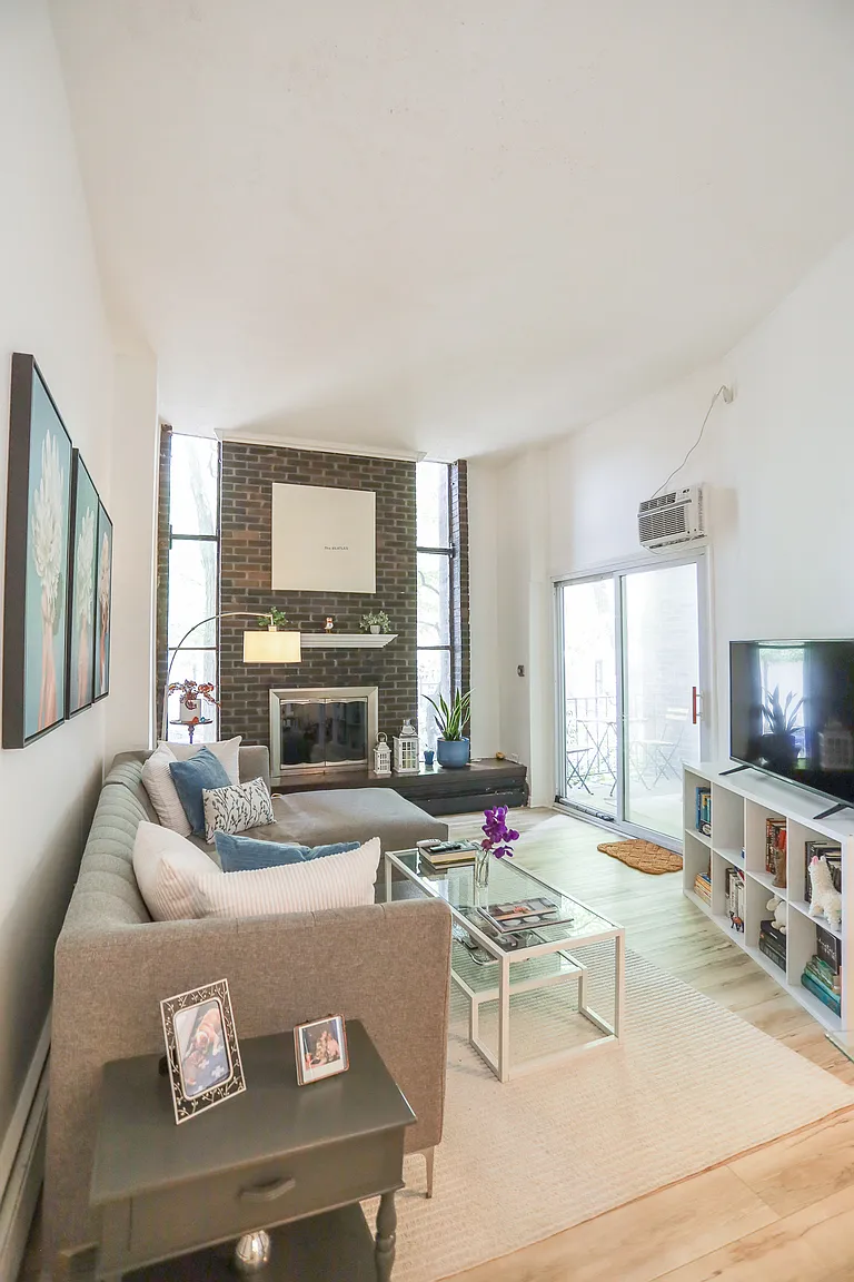 1750 N Wells St APT 204 photo 1