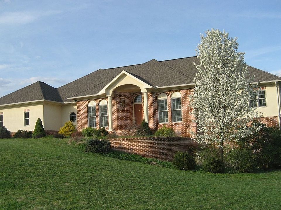 1st image of 70 Pinehurst Dr