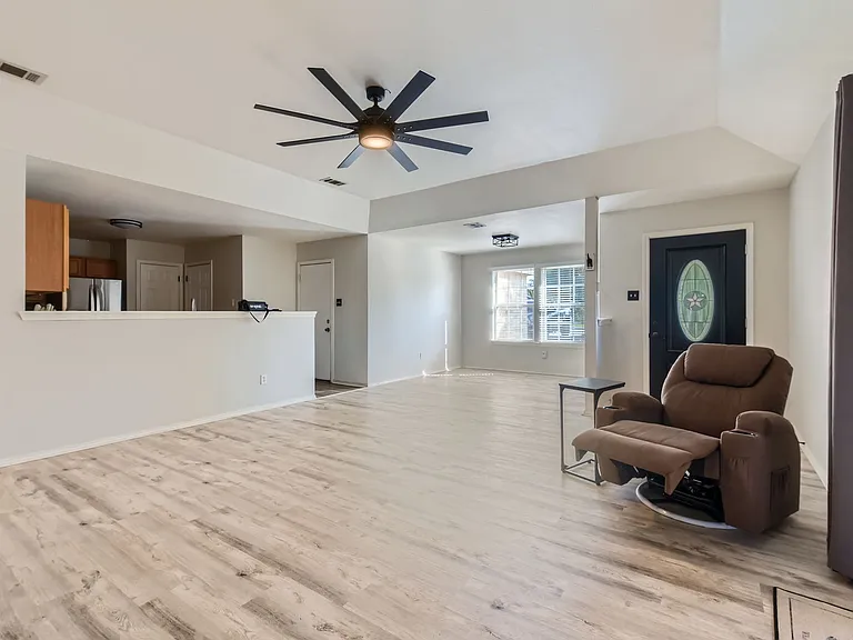 134 Bellair Dr — Photo 4