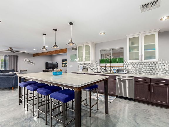 3rd image of 2629 E Cinnabar Ave