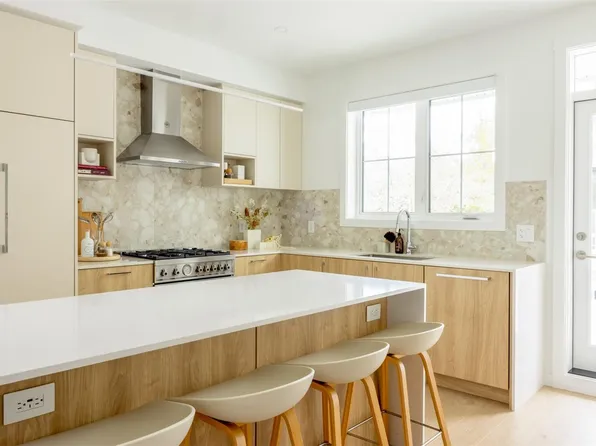 630 Gorge Rd W #Townhouse 18, Saanich, BC V9A 1N5