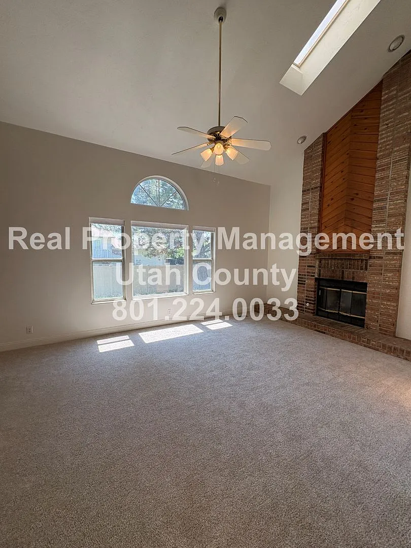 Large and Spacious 4 Bedroom Home! — Photo 4
