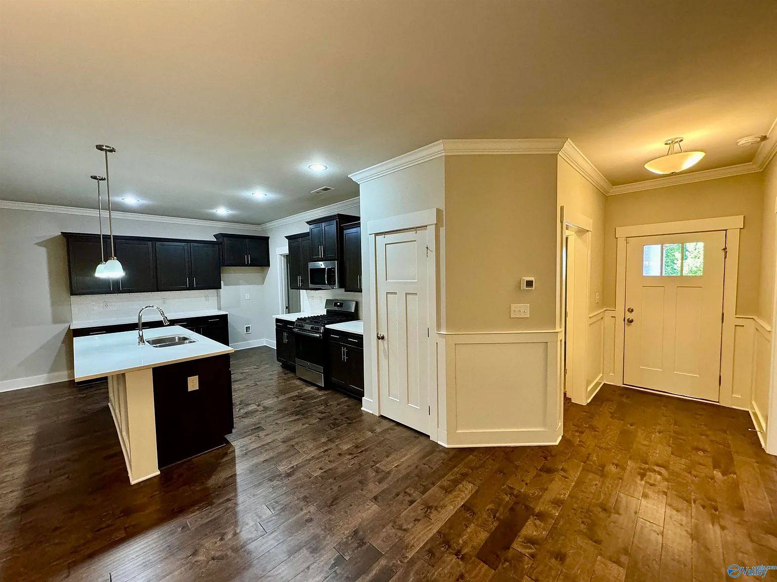 3 bed, 2.0 bath, 1850 sqft, $1,920 — Photo 4