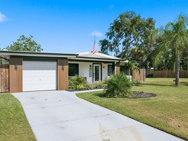 2488 Del Rio Way — Photo 3