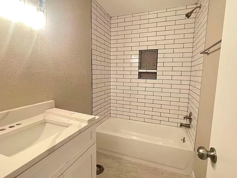 1811 Hanbury Ct — Photo 16