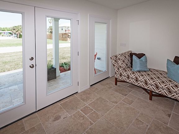4th image of 319 Arricola Ave