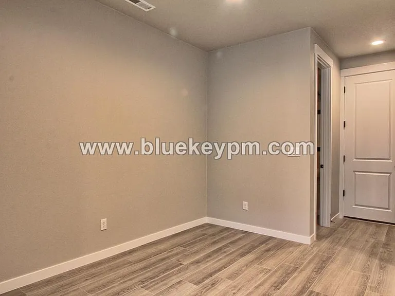 18511 NE 44th Ave — Photo 7
