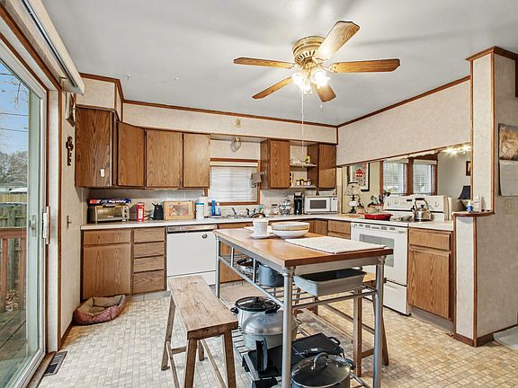 5th image of 324 Jackson St