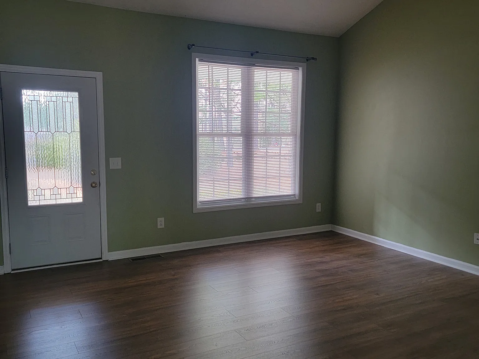 3 bed, 1412 sqft, $2,100 — Photo 4