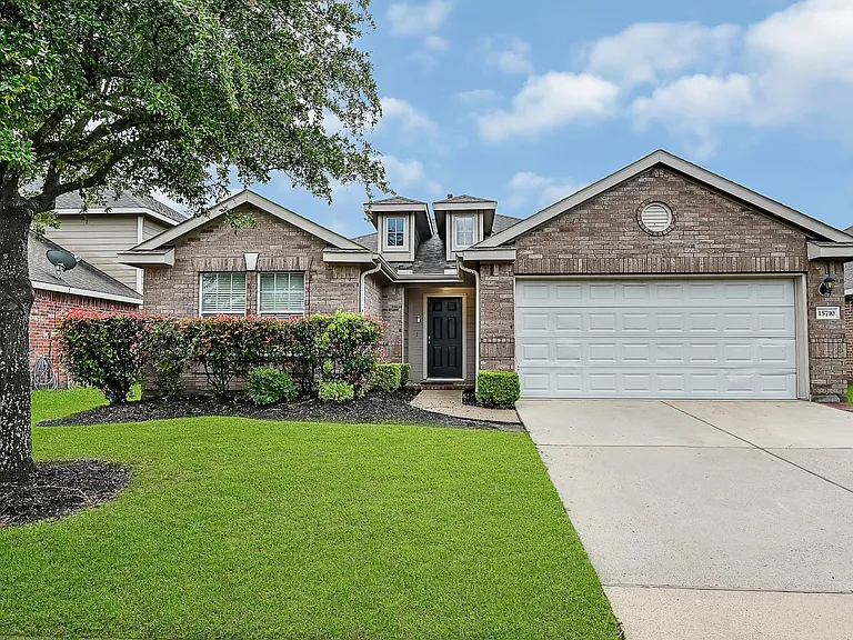 15710 Bannowsky Ln — Photo 1