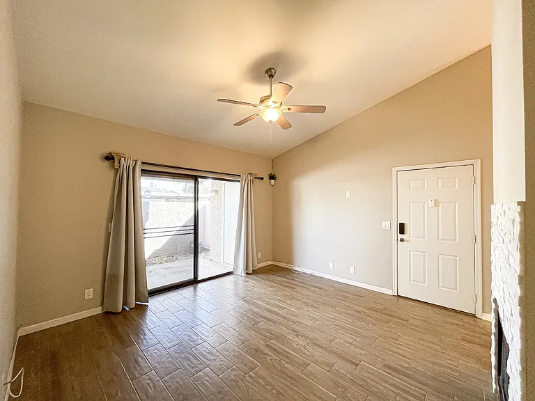 1976 N Lemon Tree Ln — Photo 2