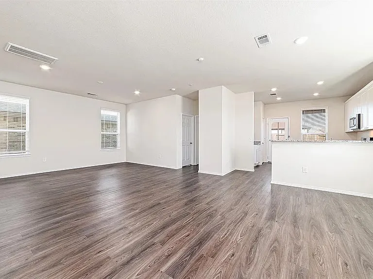 4 bed, 2096 sqft, $2,450 — Photo 3