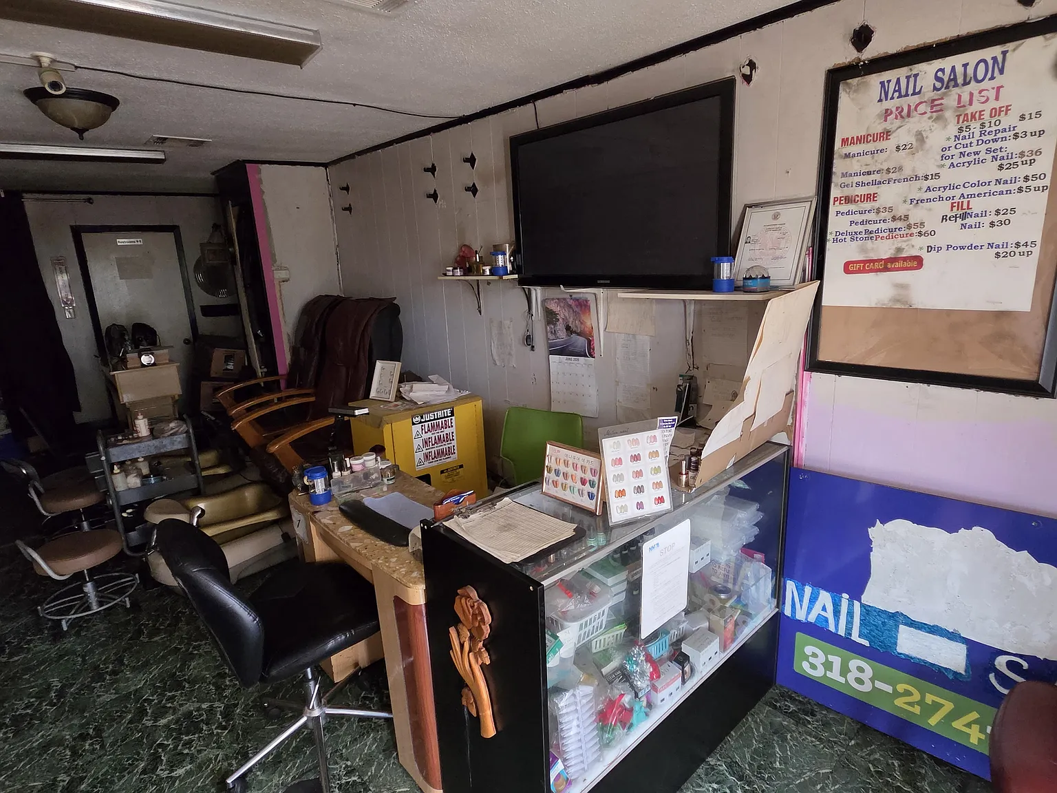 Fully Equipped Salon Located at Grambling State's Main Entrance — Photo 3