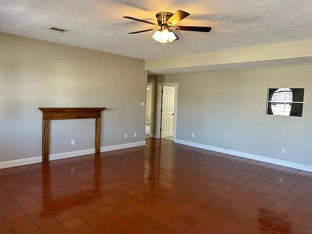 3 bed, 1800 sqft, $1,400 — Photo 2