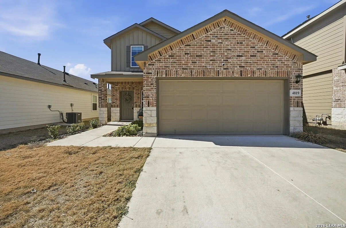4 bed, 3.0 bath, 2468 sqft, $2,350 — Photo 1