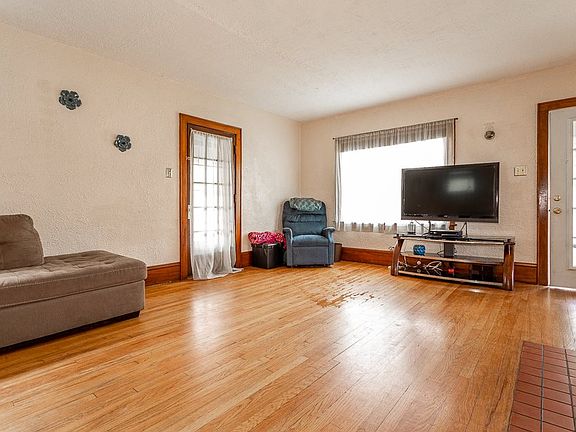 3rd image of 401 E Meadow Heights Ave