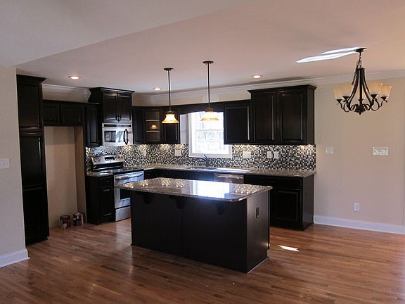 3rd image of 1726 Sassafras Ln