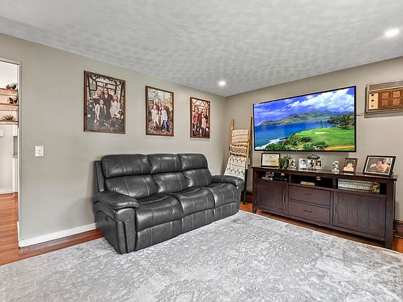 5th image of 12 Avon Dr