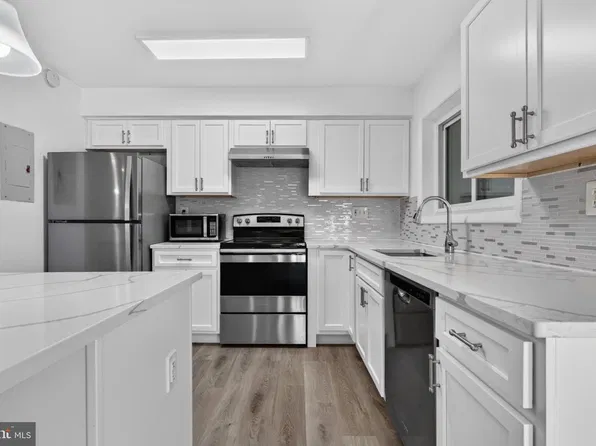 3242 S 28th St APT 403, Alexandria, VA 22302
