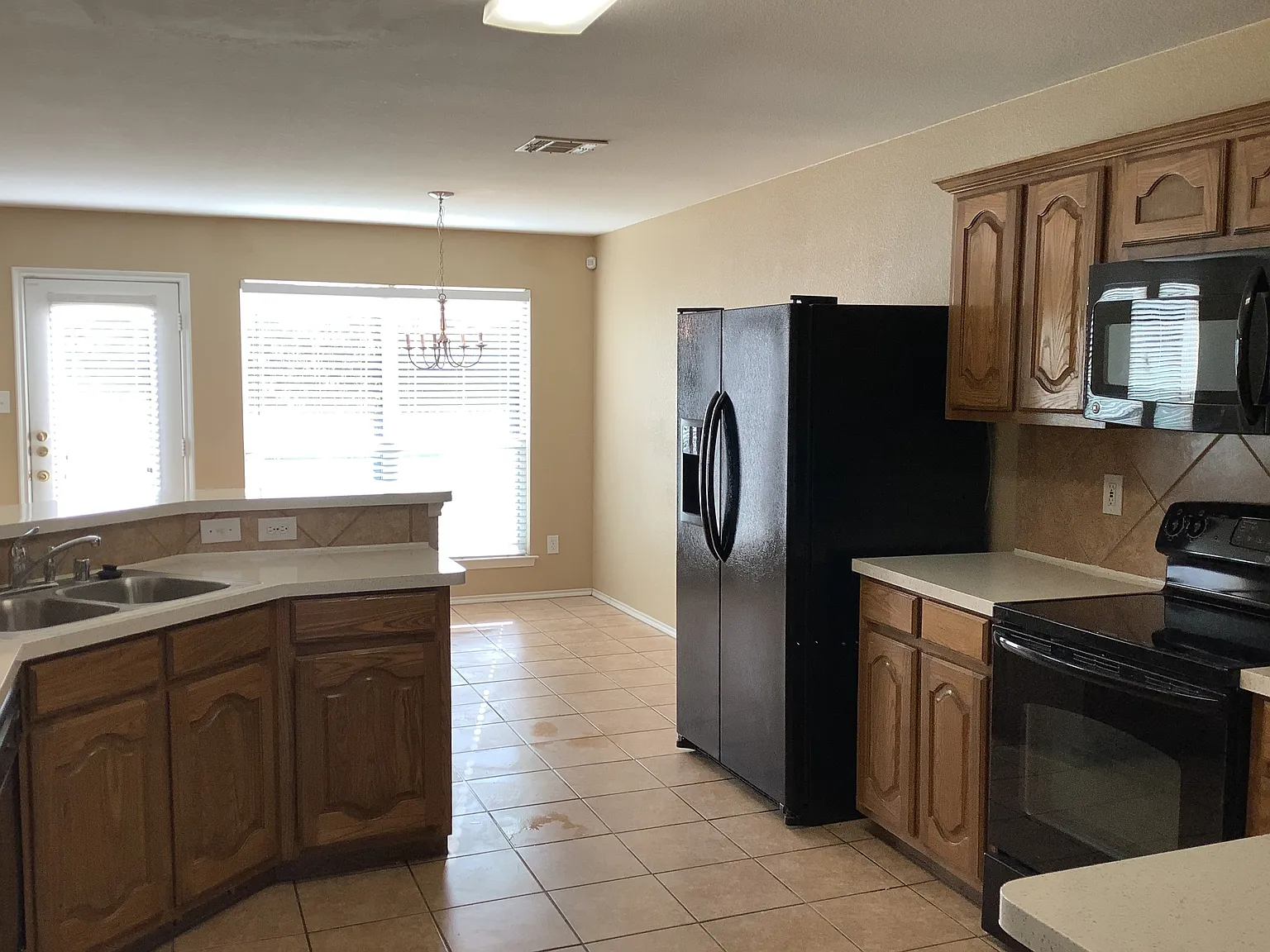 3 bed, 2.5 bath, 2590 sqft, $2,795 — Photo 2