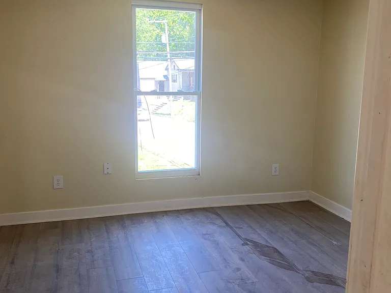 2111 Washington St W — Photo 3
