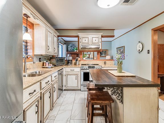 4th image of 140 Wisteria Dr