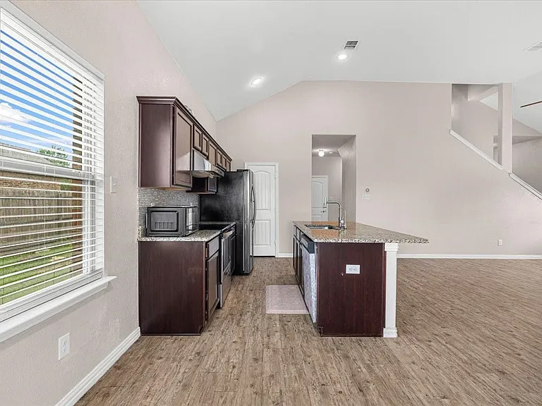 710 Woodcrest Dr — Photo 8
